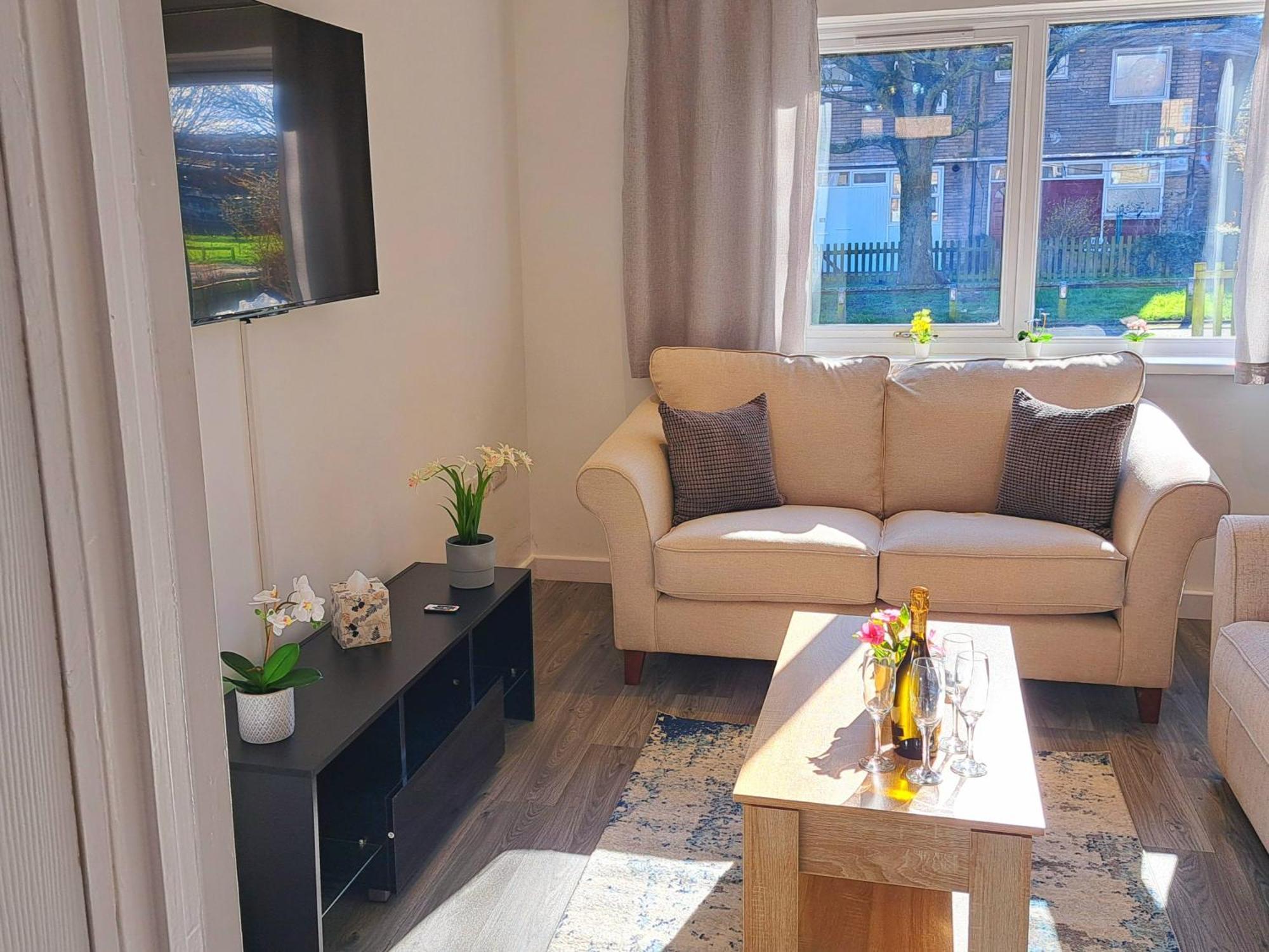Cozy, Charming 3-Bedroom Home In Chester- Free Parking- Sleeps Up To 6 Exterior photo
